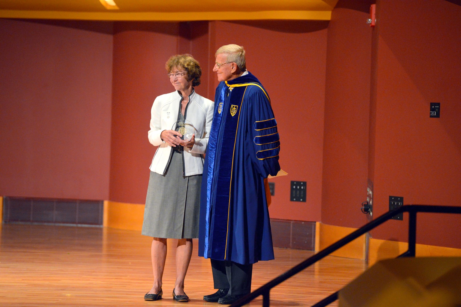 Lou and Beth Holtz accept the Notre Dame Prize for Catholic Education