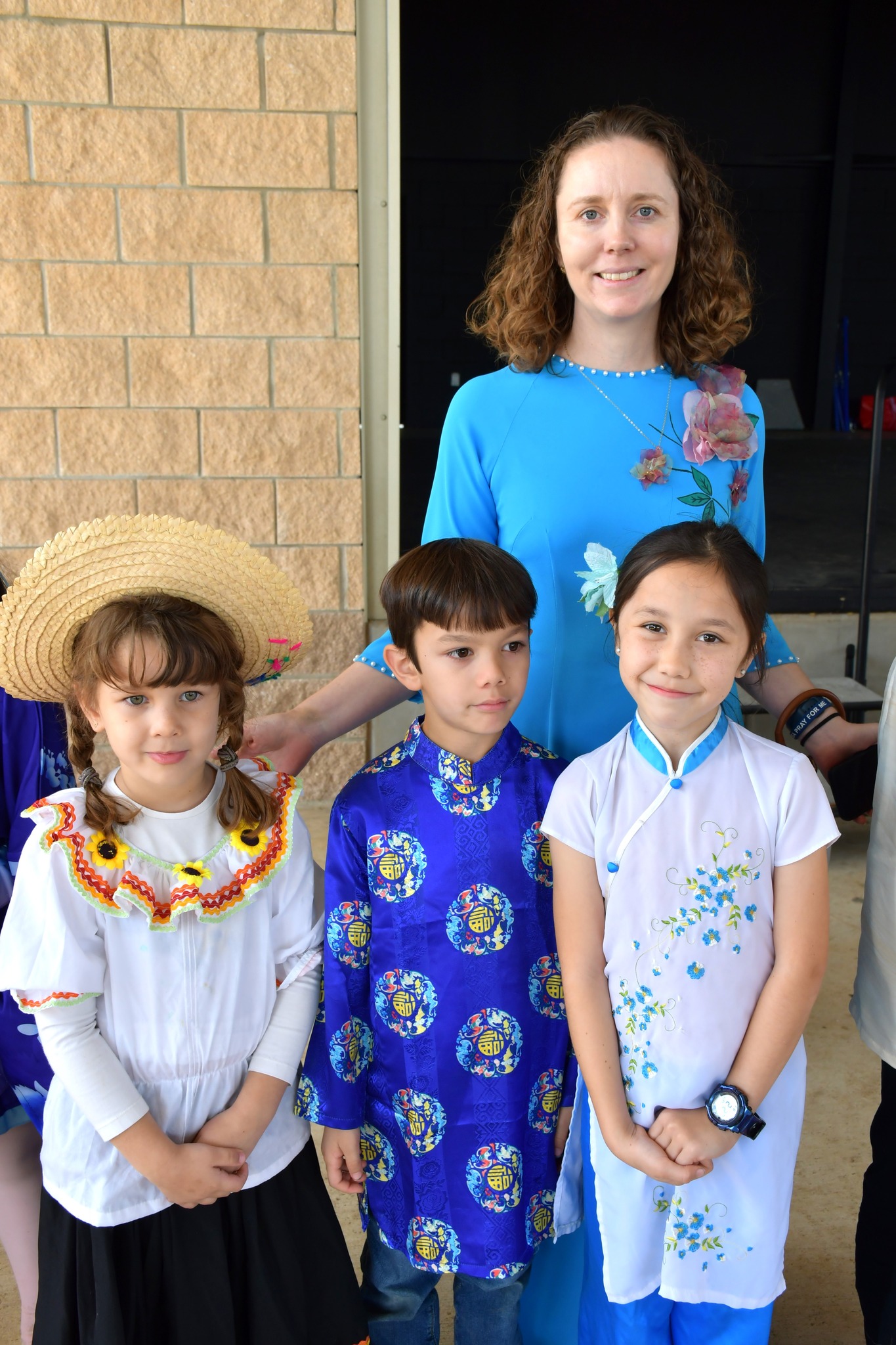 Erin Vu with students