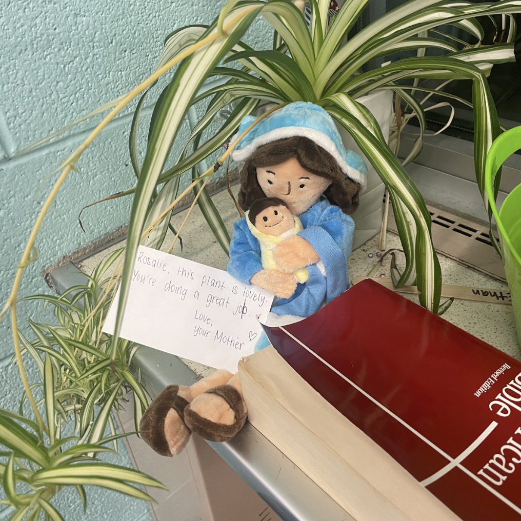 Mary on the Mantle with message